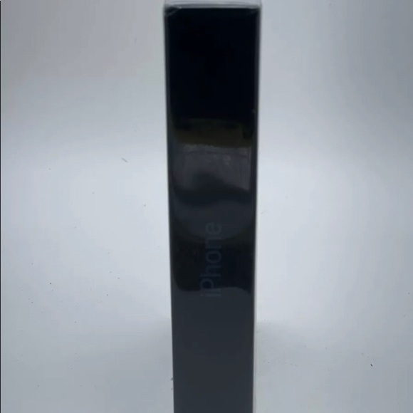 iPhone 12 - Picture 3 of 5